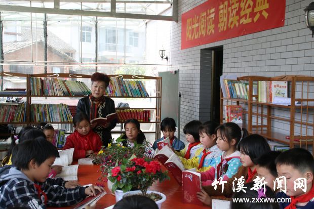 李军带领孩子们在悦读社读书4