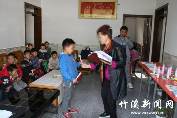 李军为留守儿童发奖品