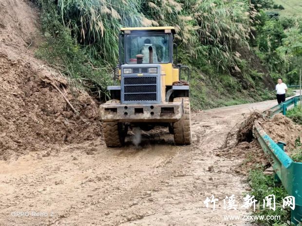 清理滑坡路段