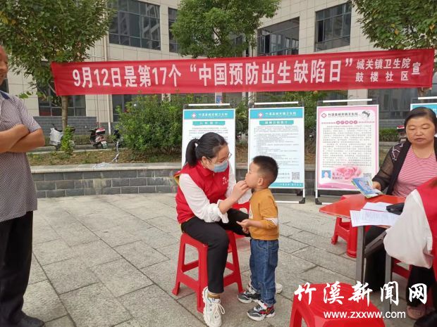 为小区小朋友检查身体