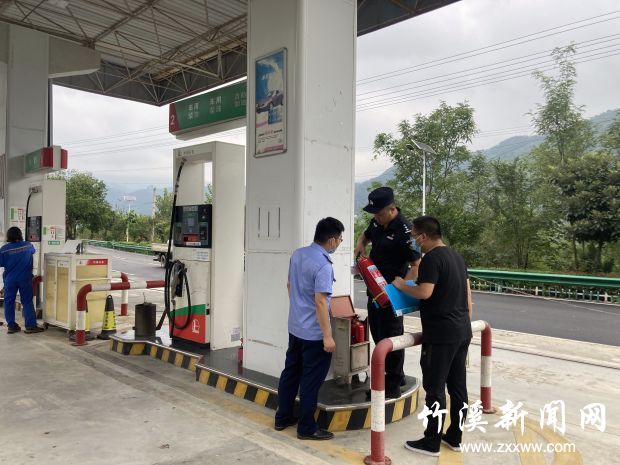 中秋节前检查加油站2