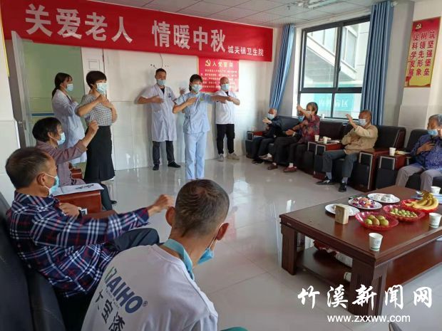 老年科的护士们为老年患者现场教学“手指操”