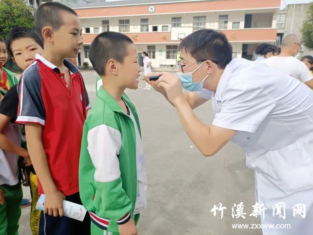 医护人员为8-12岁学生做氟斑牙检查