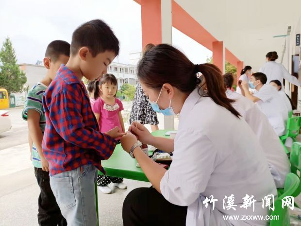 医护人员为幼儿园小朋友做血红蛋白检查