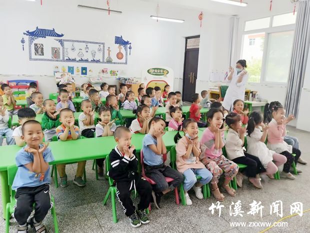 医护人员与幼儿园小朋友互动宣传健康知识