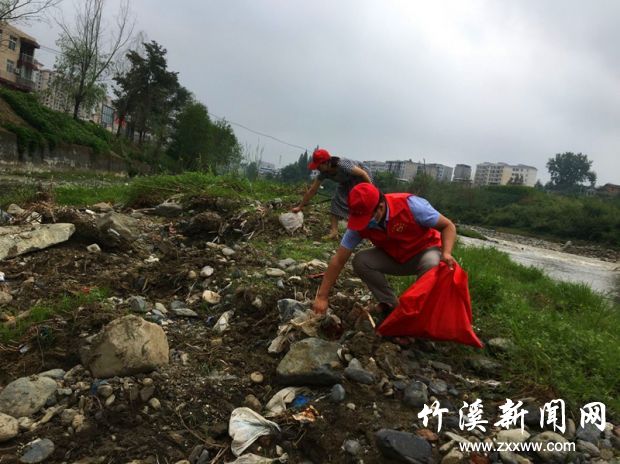 竹溪县审计局开展河道清理志愿服务活动2
