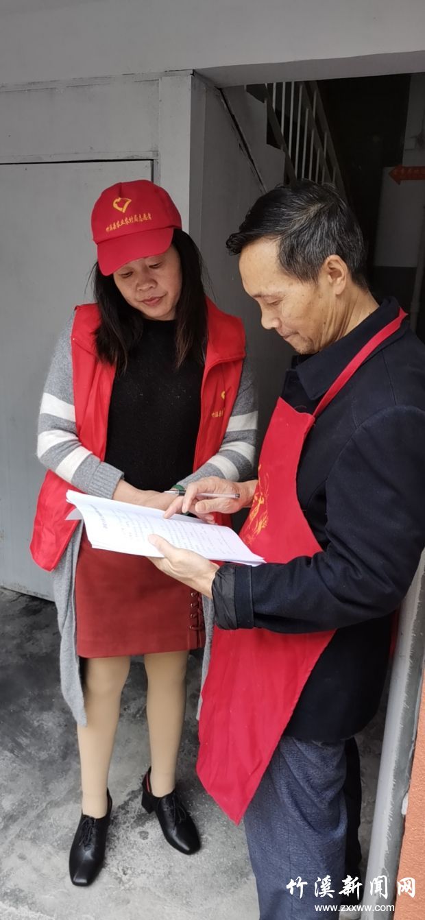 图为创城宣传组入户宣传创建文明城市知识（2）