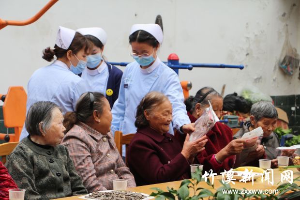 为老人们发放暖水袋 (3)