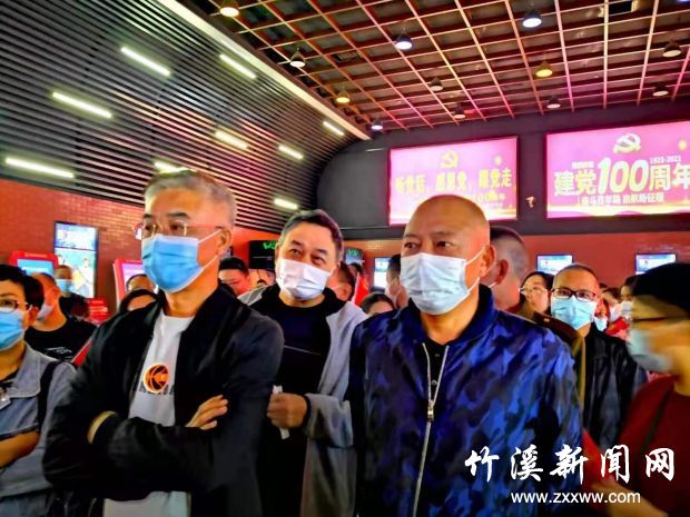 县供电公司组织职工观看电影《长津湖》2