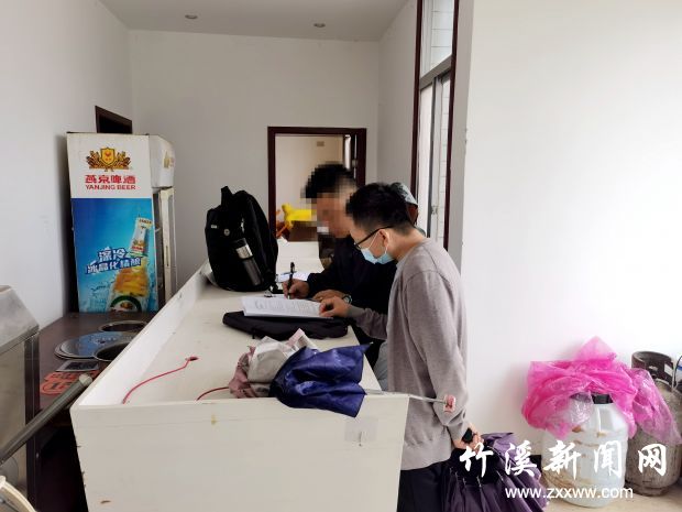 当事人填写设备移交单和接收单