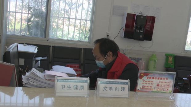水坪镇杜家沟村党员志愿者正在开展工作