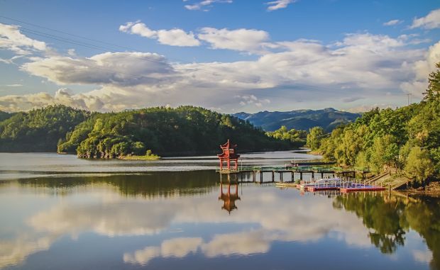 龙湖一角（拍摄于龙湖湿地）