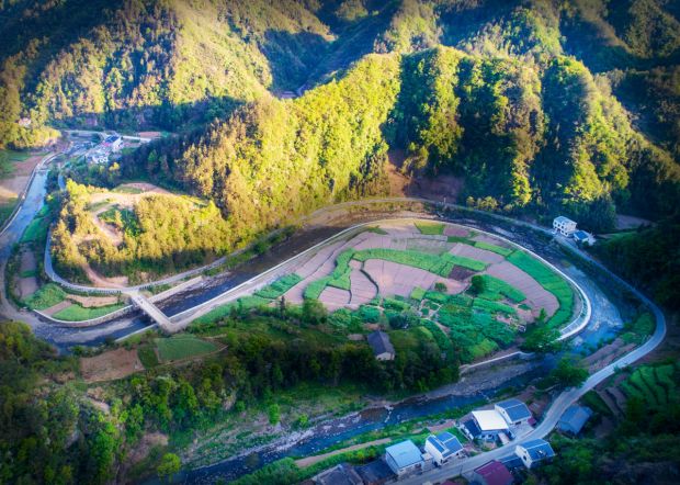 《河道建堤变良田》黄勤芝  电话13635729166