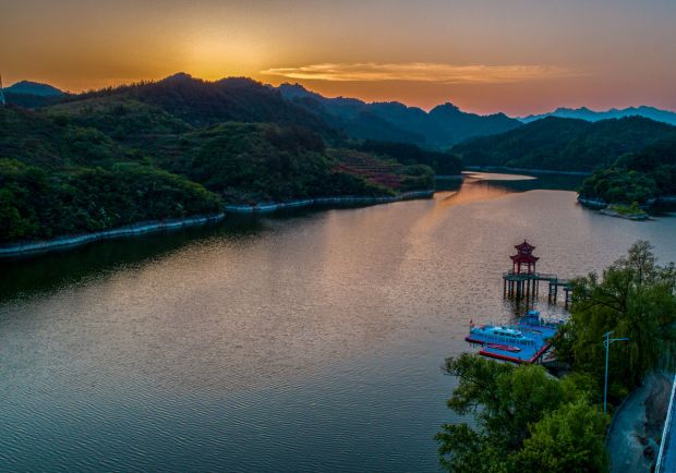 《龙湖湿地春更美》黄勤芝  电话13635729166