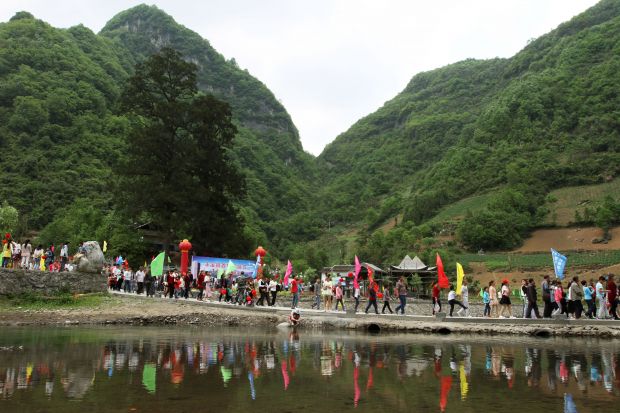 好山好水引游客 颜义众，县委宣传部，15571411673