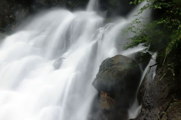 高山清泉飞若瀑  颜义众，县委宣传部，15571411673