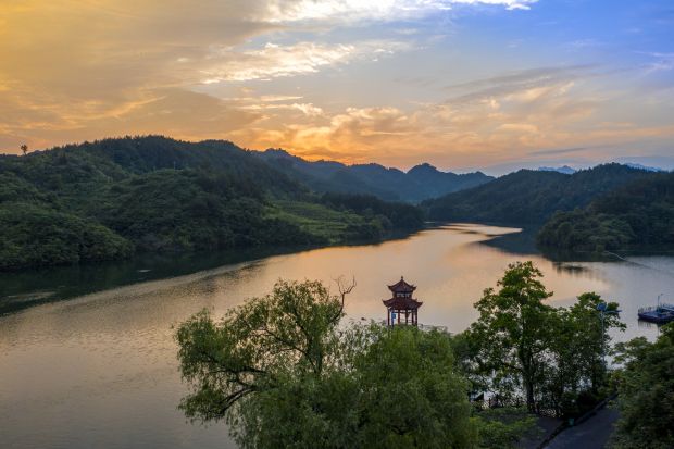 霞耀龙湖