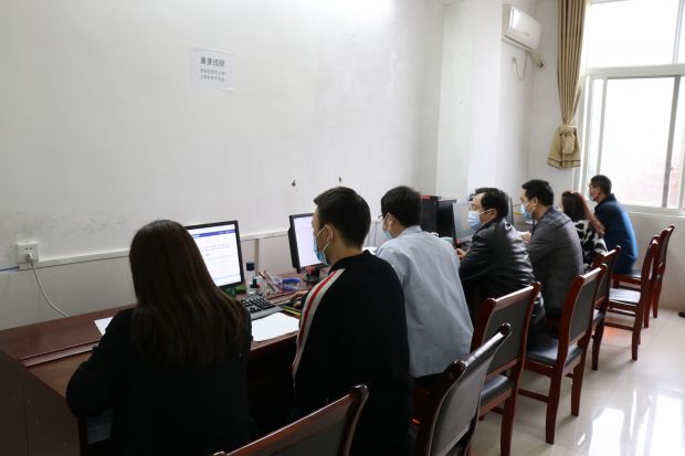 尚光新和同事们正在工作