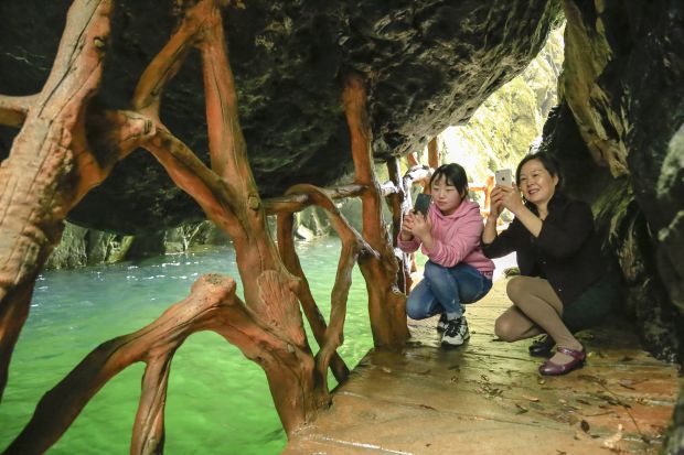 我和绿水合个影