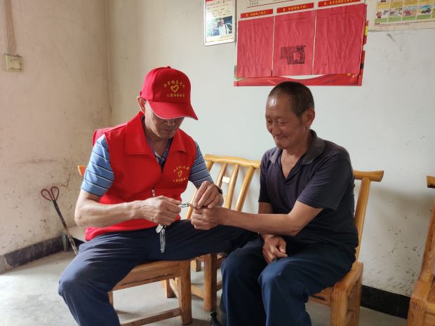 公益协会成员入户为独居老人进行生活护理_proc