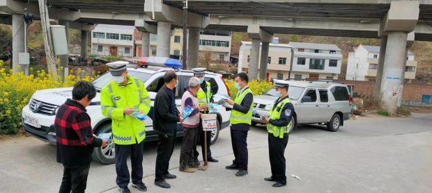 2.向沿路村民宣讲交通法规