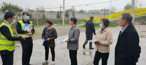 3.走村入户宣讲交通法规