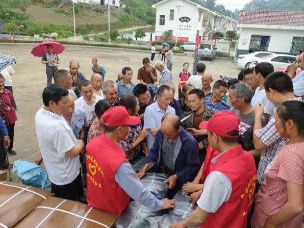 环保协会分发垃圾分类户用垃圾桶