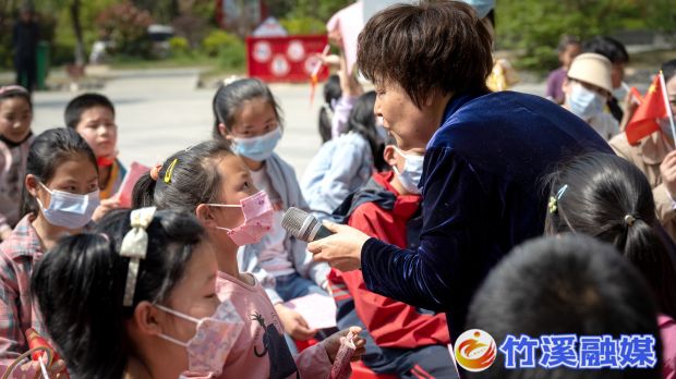 “诗奶奶”李军和孩子们现场互动