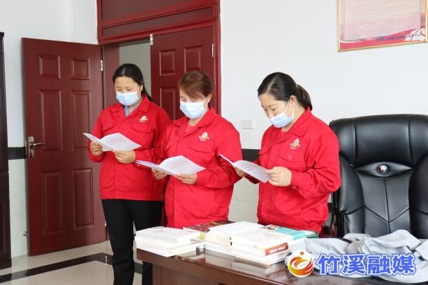 4月28日，县总工会在工业园区开展情系劳动者.书写劳动美全民阅读进企业主题活动 (1)