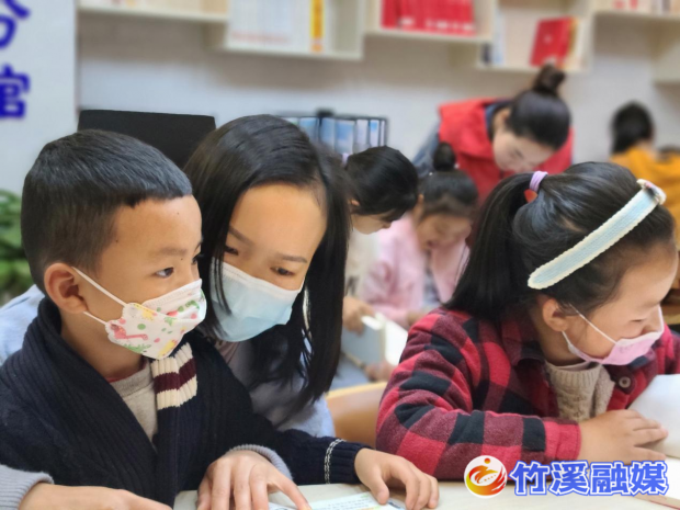 西关社区开展“送法进万家 家教伴成长”活动2
