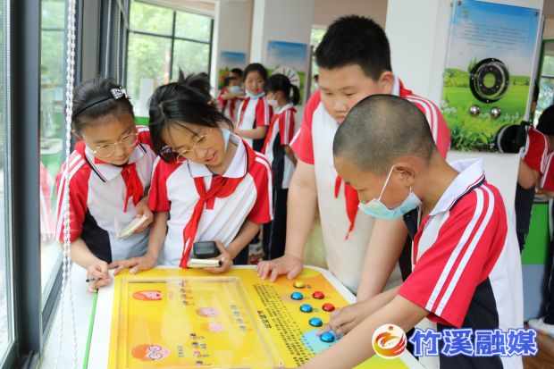 竹溪县密云小学开展社会主义核心价值观教育——走进县科普教育基地3_proc