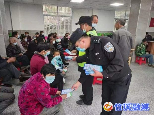 派出所民辅警发放反诈宣传资料