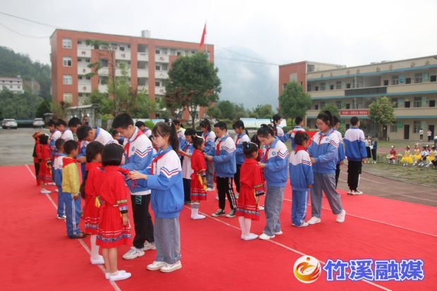 老少年队员为新少先队员戴红领巾
