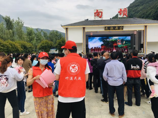 志愿者发放宣传单