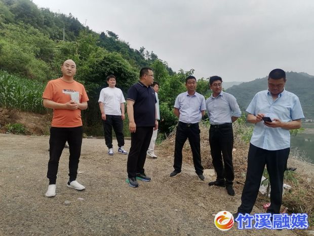 镇党委、政府主要负责人在吴家湾村就村级发展广泛走访听取意见