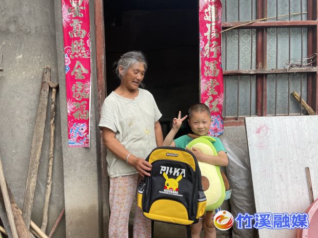 6月27日上午，竹溪县人民法院开展“我为群众办实事”走访慰问贫困留守儿童志愿服务活动 (2) (1)