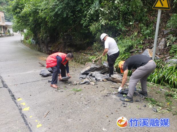 清理路边落石