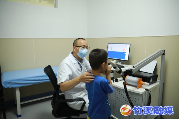 图为县妇幼保健院儿科专家为患儿进行肺功能检测