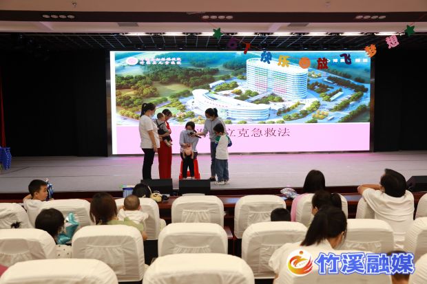 图为县妇幼保健院儿科专家为家长们科普海姆立克急救法