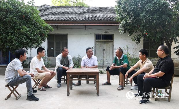 淙祥小麦科技专家大院里，徐淙祥带领乡亲学习习近平总书记回信。人民网 陶涛摄