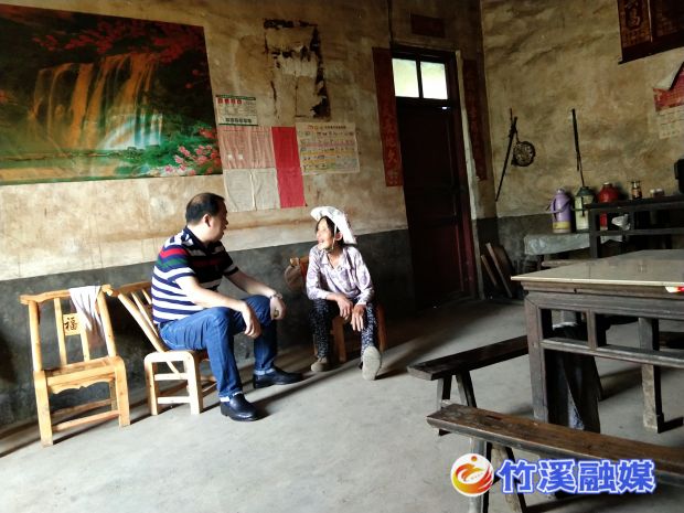县林业局干部与农户座谈