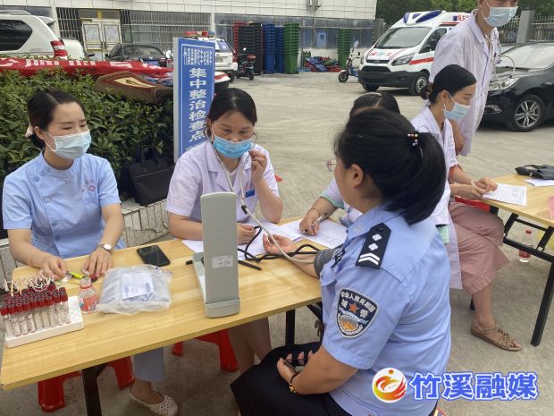 为交警同志测量血压