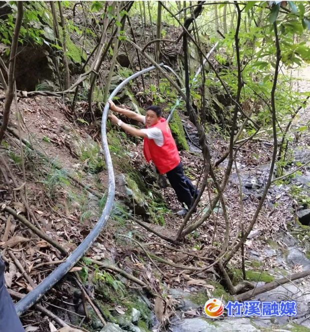 白果坪村书记李文进和群众一起安装水管抗旱_proc