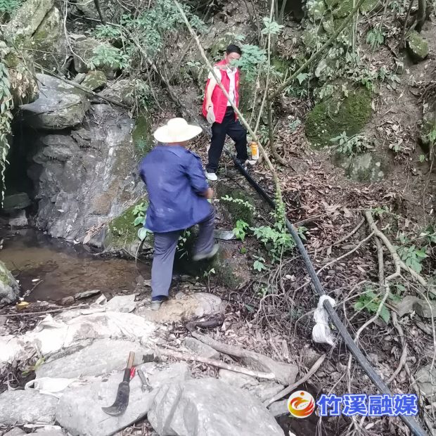 白果坪村书记李文进和群众一起抗旱2_proc
