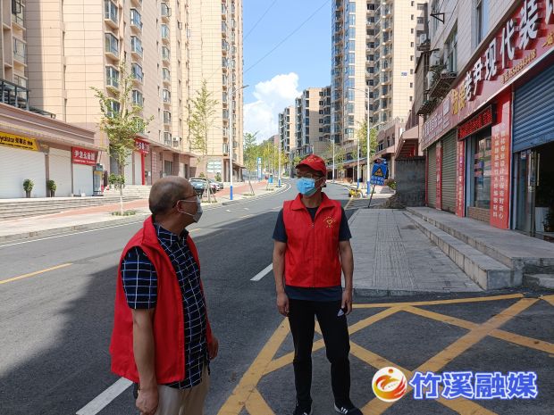 熊总在包联小区门口值守处了解住户情况1