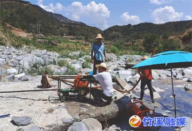 船丰村在安装抽水泵