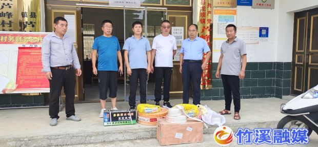 县残联为帮扶村送去水泵等抗旱物资