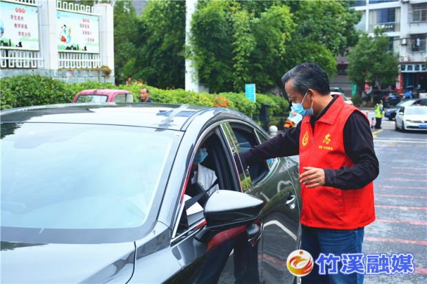 2志愿者查验行程码健康码