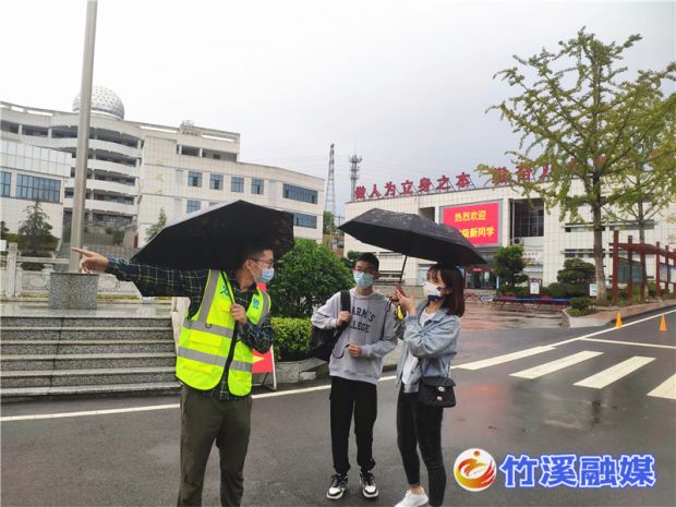 5志愿者引导家长学生报名