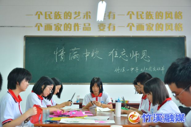 学生制作彩灯庆中秋